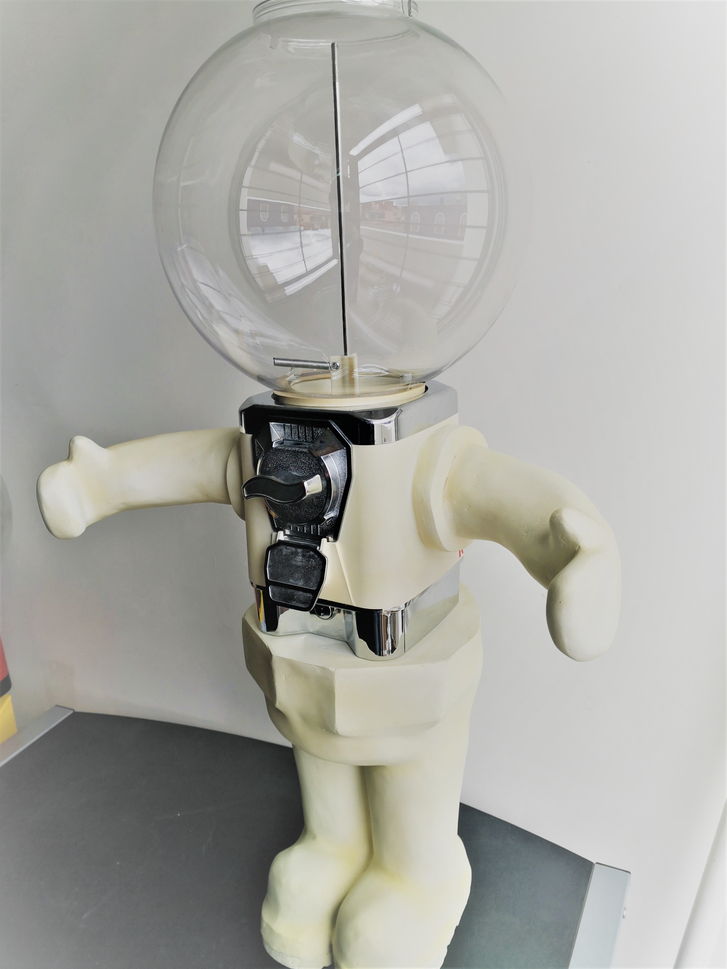 Chiclera Astronauta Brilla en la Oscuridad - Rocket Vending Todo en Chicleras